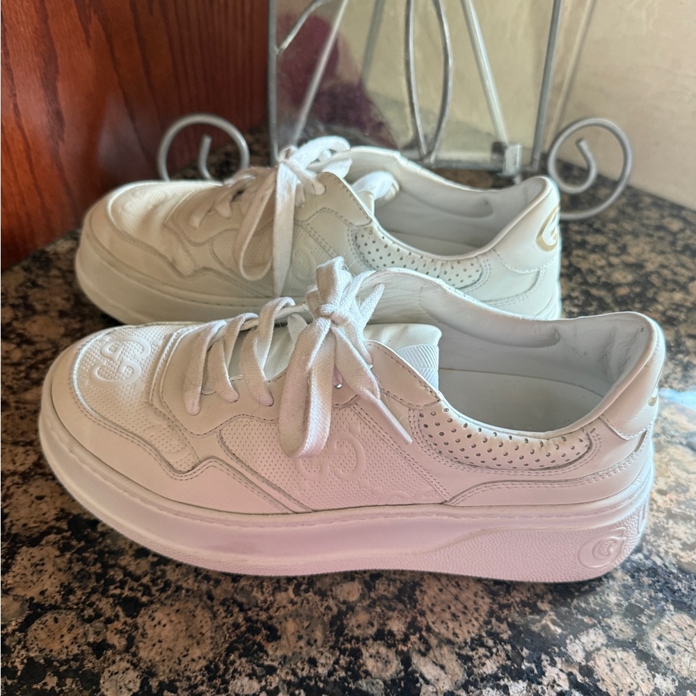 Authentic Gucci GG  Embossed Women's Leather Sneakers size 39/8.5